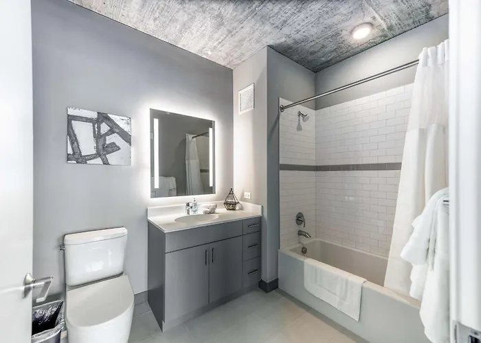 New Sleek 2br - Perfect Blend Of Comfort & Style In