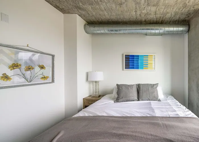 New Sleek 2br - Perfect Blend Of Comfort & Style In